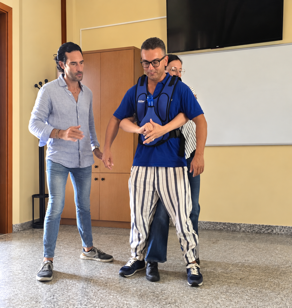 Esercitazione pratica sulle compressioni addominali durante un corso BLSD