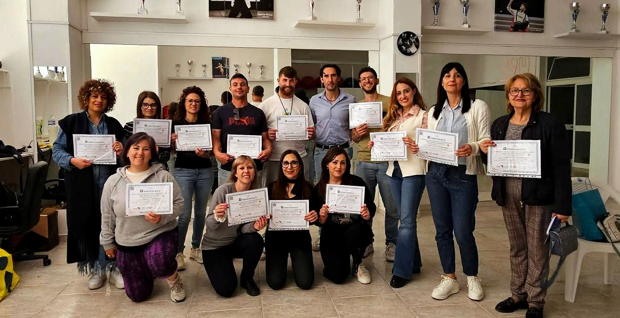 Gruppo di partecipanti al termine di un corso BLSD con gli attestati