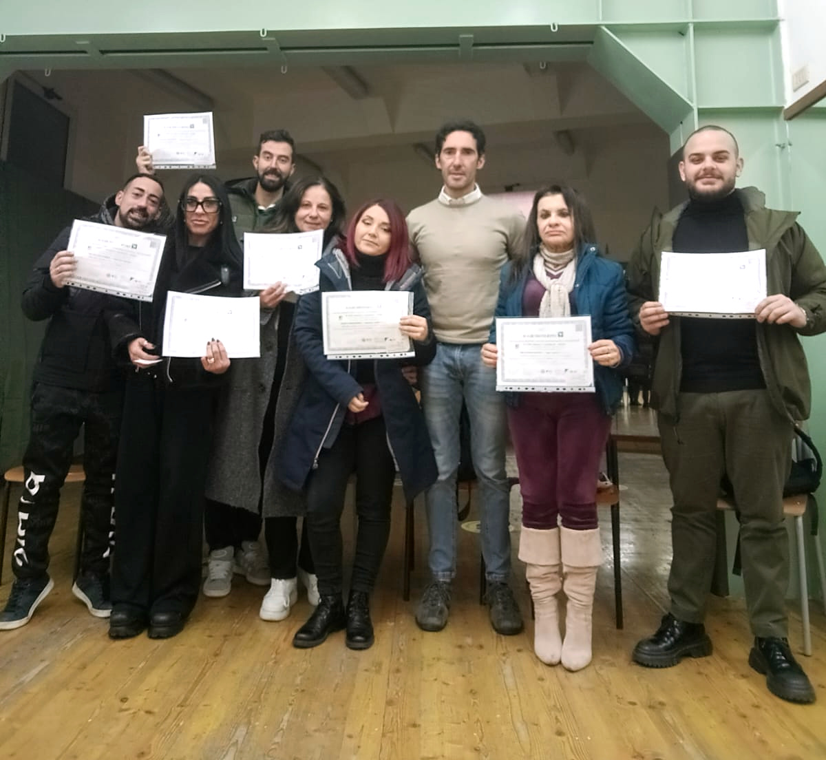 Partecipanti formati con gli attestati al termine del corso