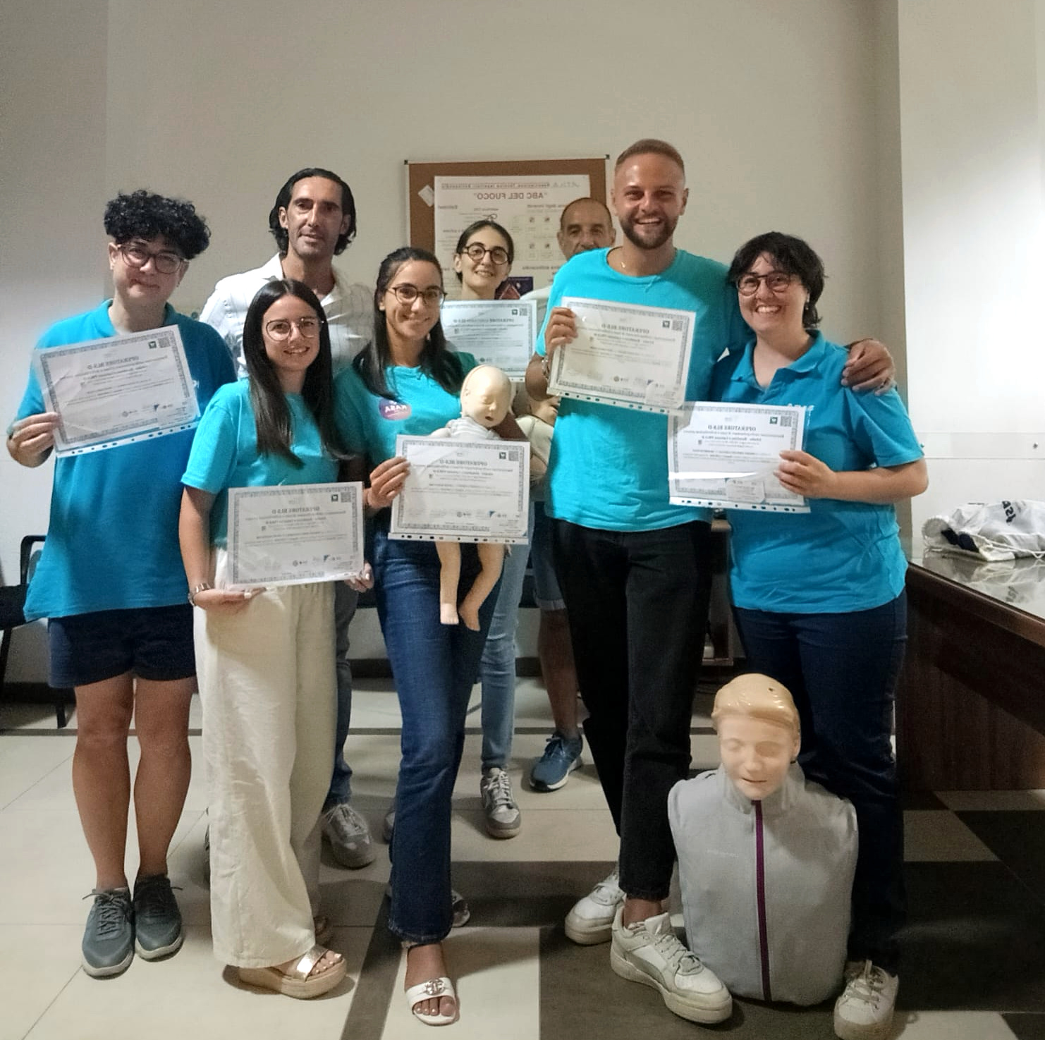 Gruppo formato al termine di un corso con gli attestati