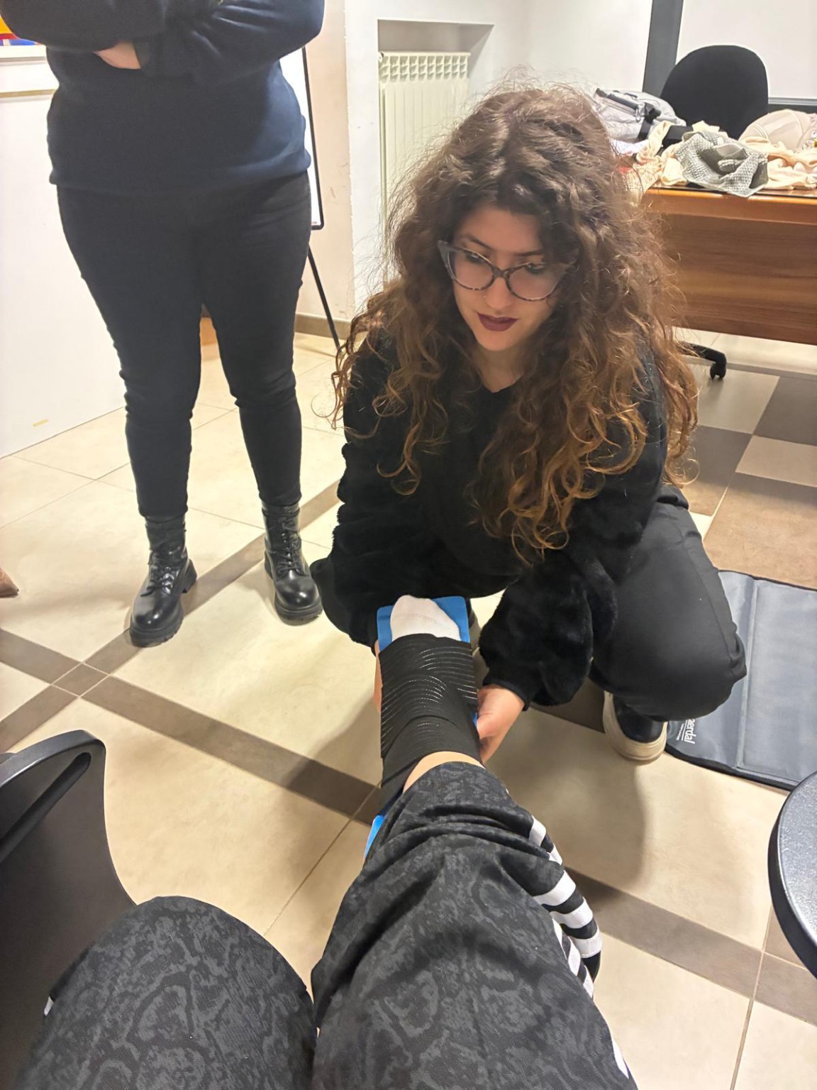 Applicazione pratica di una stecca alla gamba durante un corso di Primo Soccorso